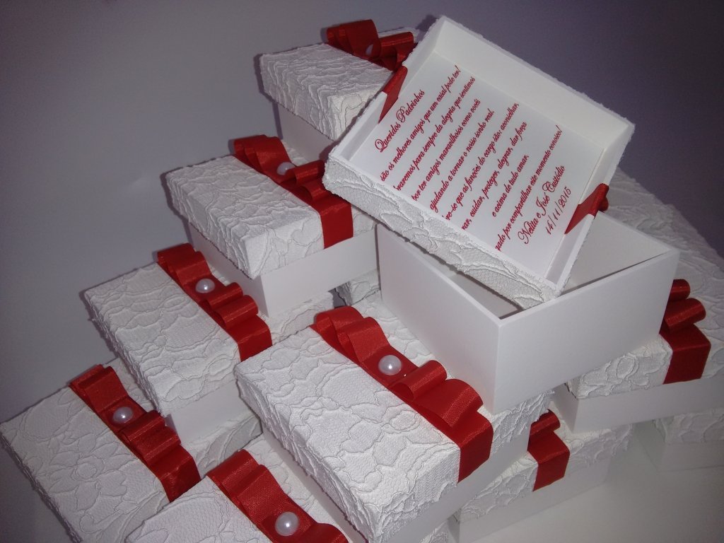 Caixa para padrinhos de casamento branco e vermelho com renda