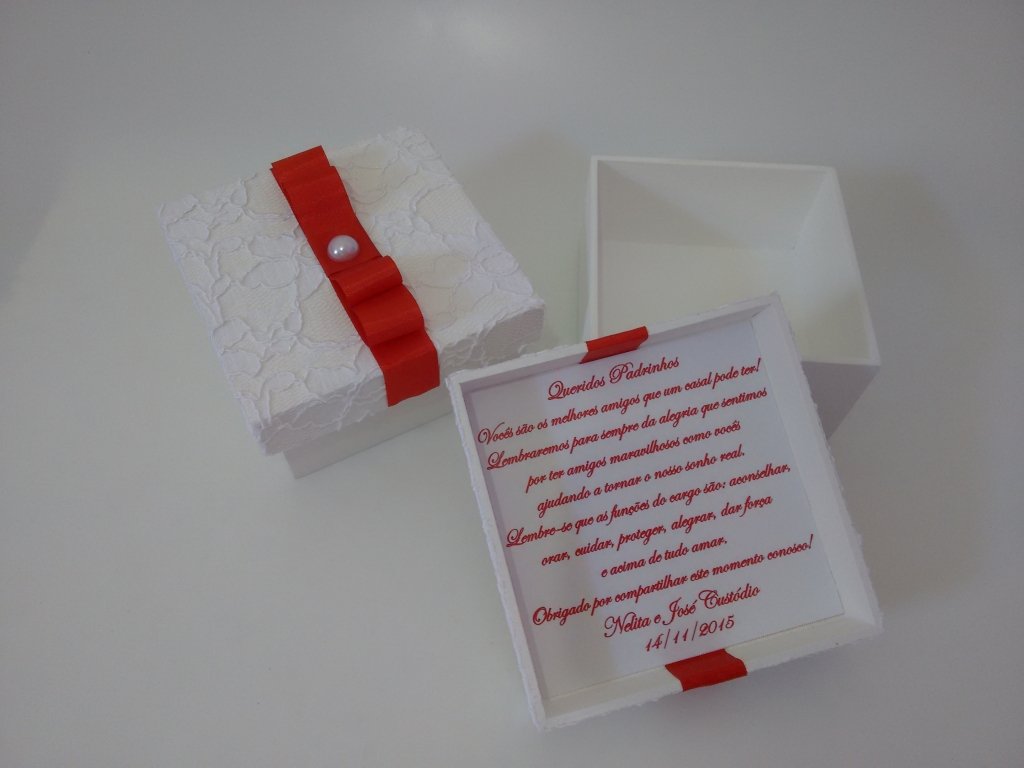 Caixa para padrinhos de casamento branco e vermelho com renda