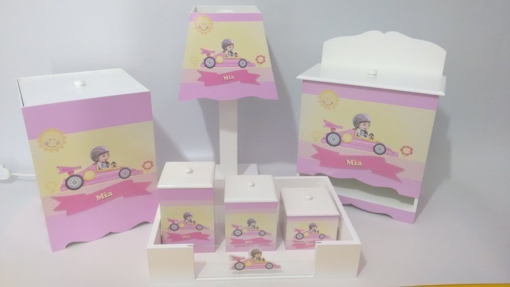 Kit de peças para quarto de bebê personalizado em MDF - Garota em Carro de Corrida 